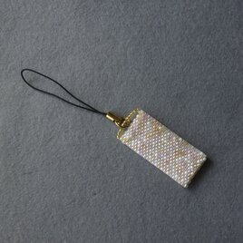 ほんのり桜色のビーズストラップ