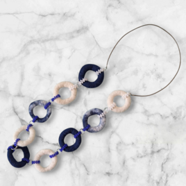 大ぶりなのに軽い/羊毛フェルトの輪っか連なる北欧風ネックレス（受注製作