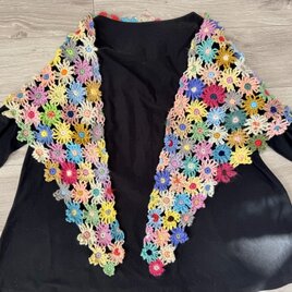 マーガレットモチーフの三角ストール　パステル