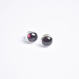 熟れた果実のような 深紅のガーネットのスタッドピアス　シルバー925　天然石ピアス