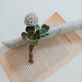 染め布花＊しろつめくさとと四つ葉のクローバーのコサージュ