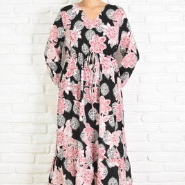 【大きいサイズ】オリエンタルフラワー柄Vネックの長袖ワンピース　＜ブラック＞　コットン　黒　花柄