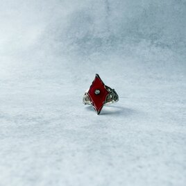 夜を抱く赤 – フィリグリーのチェコガラス アンティークリング（1900s）