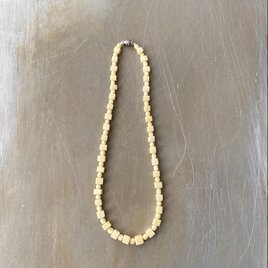 Vintage 70s-80s retro offwhite square beads necklace