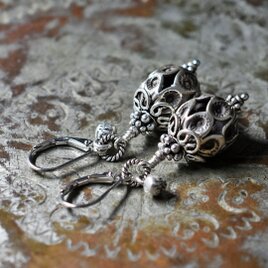 鳥かごの様なカレンシルバー、隠れアメジスト、インドシルバー鈴のピアス