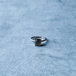 艶の夜の石 – スモーキークォーツと銀のリング