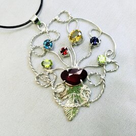 ルビー　天然石の花ペンダント