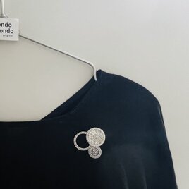 en ー縁ー ／ブローチ／手刺繍／Ｓ／ホワイト×ブルーb001A