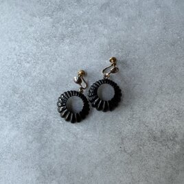 黒の輪舞 ― 英国ヴィンテージ 七宝サークルイヤリング（1950s）