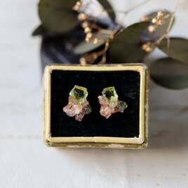 原石ペリドットとサンストーンのピアス