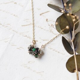 原石エメラルドとパイライトのネックレス