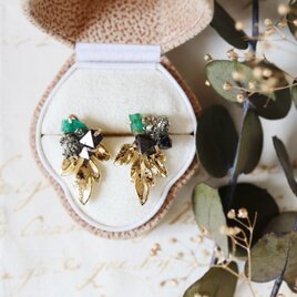 原石エメラルドとパイライトとクレマチスの葉ピアス