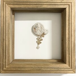 en ーひだまりの花ー ／ブローチ／ホワイト×ゴールドb020