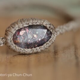 【小鳥屋厳選】スマイルベアーのコンフェッティ・アイオライトサンストーン・マクラメブレスレット【星砂】