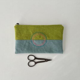 刺繍入りぺたんこポーチ　マスカット×空色