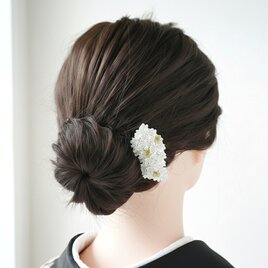 【まるでバチ型かんざし】  バチ型ヘアコーム 白桜 / フォーマル 黒留袖 留袖 結婚式 母親 コーム簪 和装用髪飾り