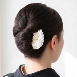 【まるでバチ型かんざし】  バチ型ヘアコーム 白桜 / フォーマル 黒留袖 留袖 結婚式 母親 コーム簪 和装用髪飾り