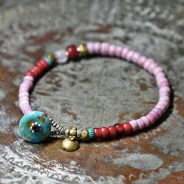 アンティークピンクマサイ、金赤ホワイトハーツ、グーズベリー＆ターコイズブルーシェブロンビーズのブレス（ターコイズ留め金）