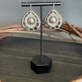 卵のピアス　ゴールド