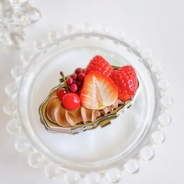 苺とチョコレートクリームのピルケース　strawberry スイーツデコ  フェイクスイーツ