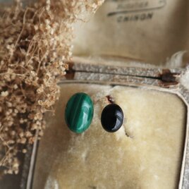 天然石マラカイト×オニキスのフォークリング｜孔雀石のグリーンと漆黒の大人リング　金アレ対応