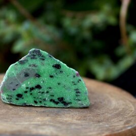 ルビーインゾイサイト 原石　一部ポリッシュ