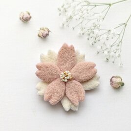 小ぶりな羊毛フェルトの桜ブローチ｜やさしい桜色の重なり/受注製作