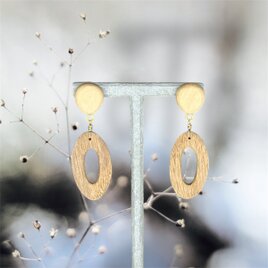 天然木ピアス｜カバ(樺)×クルミ ミニ 揺れる木のアクセサリー｜Velvet tree sun