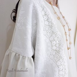 ミルキーグレージュのミニ裏毛と優美なレースのバルーン袖プルオーバー（セットアップ可）