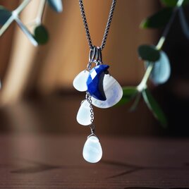 月の雫★ラピスラズリの月とムーンストーンのネックレス・サージカルステンレススライドチェーン　～月の雫