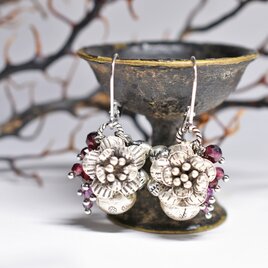 鈴とお花カレンシルバー、たわわなガーネット、インドシルバー鈴のピアス