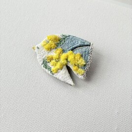 ふんわりミモザを纏う鳥さん　草木染め糸を使った(青い部分)手刺繍/鳥ブローチ