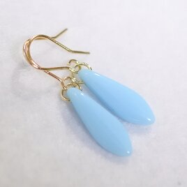 チェコビガラス・ダガーのゴールドチタンピアス（ライトブルー）