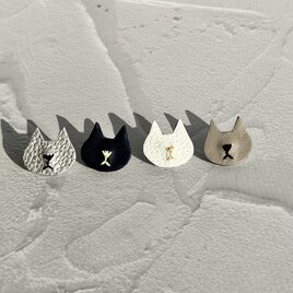 愛らしいネコの本革ピンズ - 小さな存在感の大きな魅力