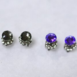 スワロ小粒ストーンのセットピアス（4.8mm・ブラックダイヤモンド＆ヘリオトロープ）