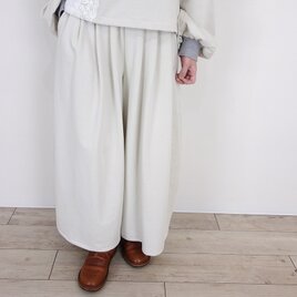 ミルキーグレージュのミニ裏毛・脇カーブバルーンパンツ（セットアップ可） │お花見 ドライブ お出かけ コットン 旅行