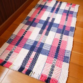 手織りのマットピンクブロック（ガラ紡糸とスーピマ綿）51.5cm×104cm