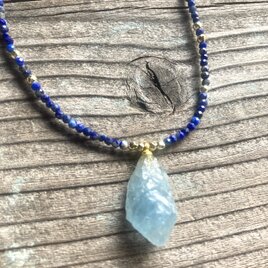 Aquamarine ラフロック＊アクアマリン原石のラピスラズリの首飾り *14kgf*