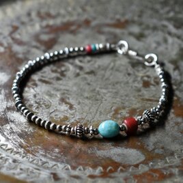 キングマンターコイズ＆金赤ホワイトハーツ、ターコイズブルーシェブロン、ナバホパールのブレス