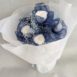 プリザーブドフラワー／白のミニ薔薇6輪とブルーオーガンジーリボンの花束