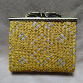 津軽こぎん刺しで仕立てた浮足口金のハーフ財布　砂色×カラシ色