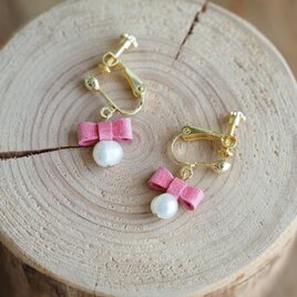 パステルピンクの革リボンとパールのイヤリング