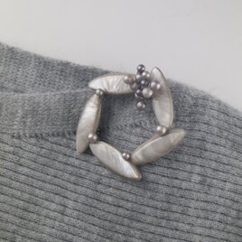 グレージュの【シェル】サークルブローチ