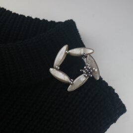 グレージュの【シェル】サークルブローチ