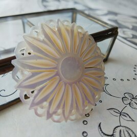 ヴィンテージ　向日葵のように大きく華やか　マザーオブパールのブローチ（約50㎜）