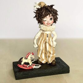 創作人形『全人類ピエロ時代』 — 小さな木馬と微笑むピエロ