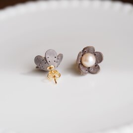 グレーの革の小花とパールのピアス