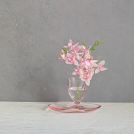 凛と咲く〔小さな胡蝶蘭〕〜桜色の手びねりガラスに～※ガラスプレート付き