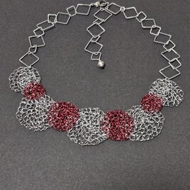 サークルモチーフとスクエアチェーンのネックレス