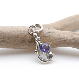 ～ふたつの色合いを楽しむ～ カラーチェンジフローライトのデザインペンダント　天然石アクセサリー　一点物　macari